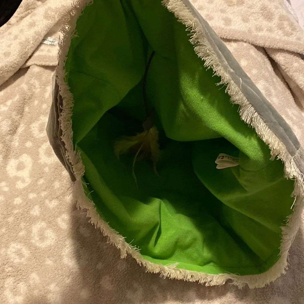 Crinkle cat sack